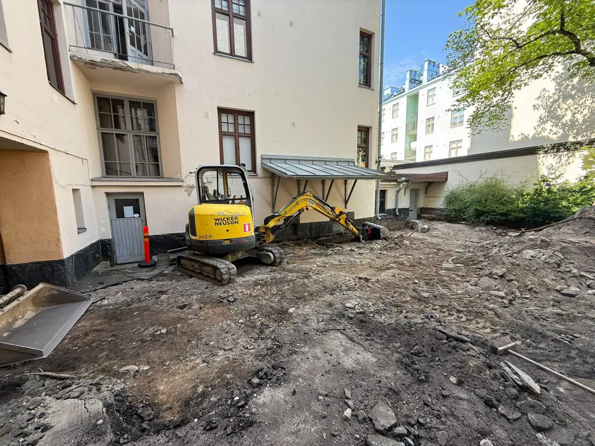 Kaivinkone kerrostalon sisäpihalla