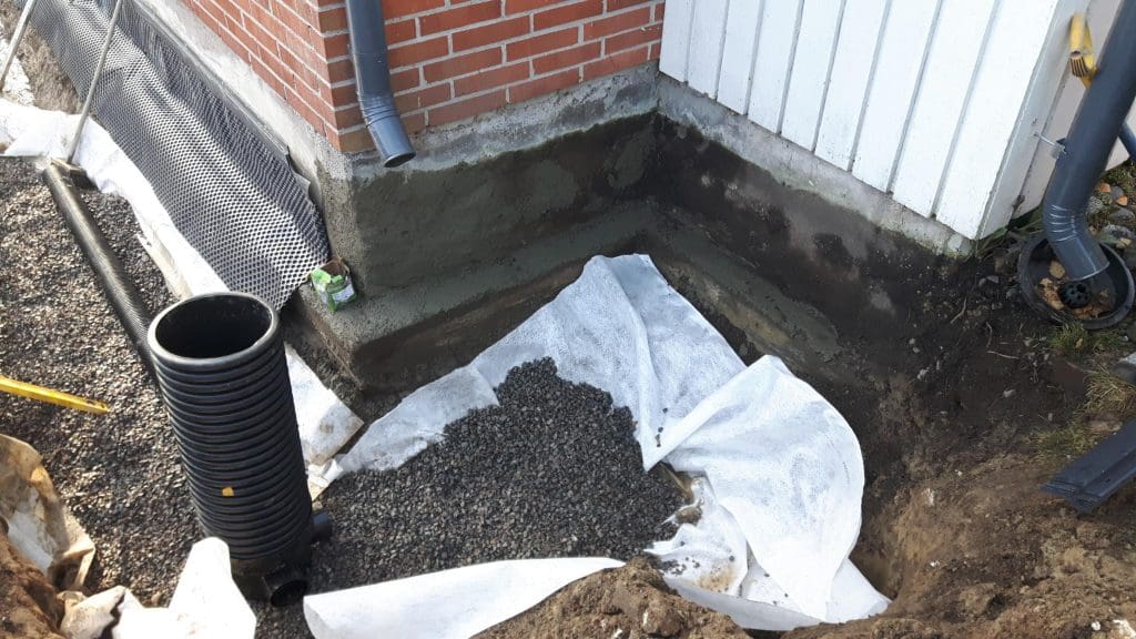 salaojan tarkistuskaivo sekä salaojasoraa